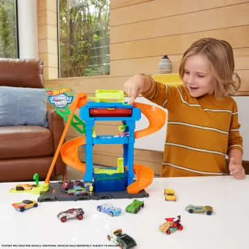 Hot Wheels City Tunnel Twist Car Wash & Color Shifters Vehicle in 1:64 Scale